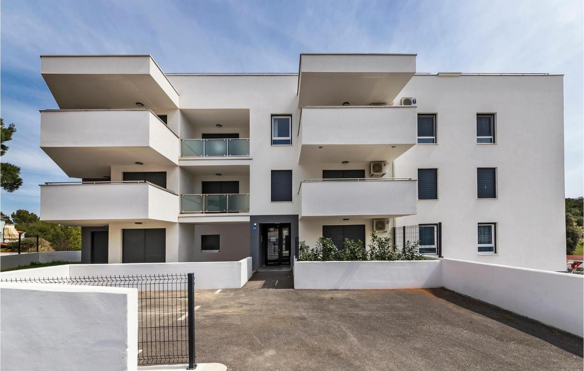 Amazing Apartment In Premantura With Kitchen Εξωτερικό φωτογραφία